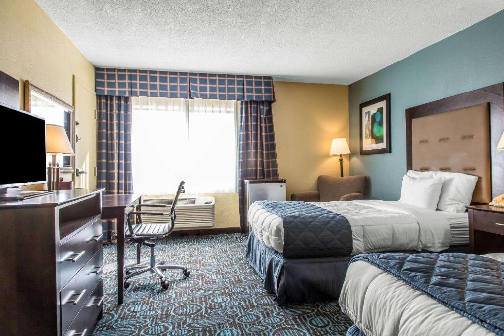 Regency Inn & Suites New London Mystic Bagian luar foto