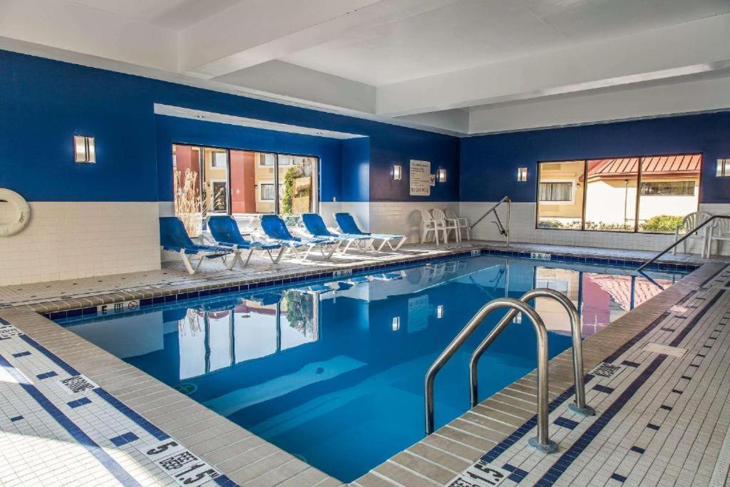 Regency Inn & Suites New London Mystic Bagian luar foto