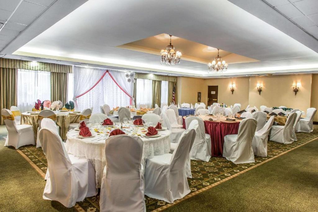 Regency Inn & Suites New London Mystic Bagian luar foto