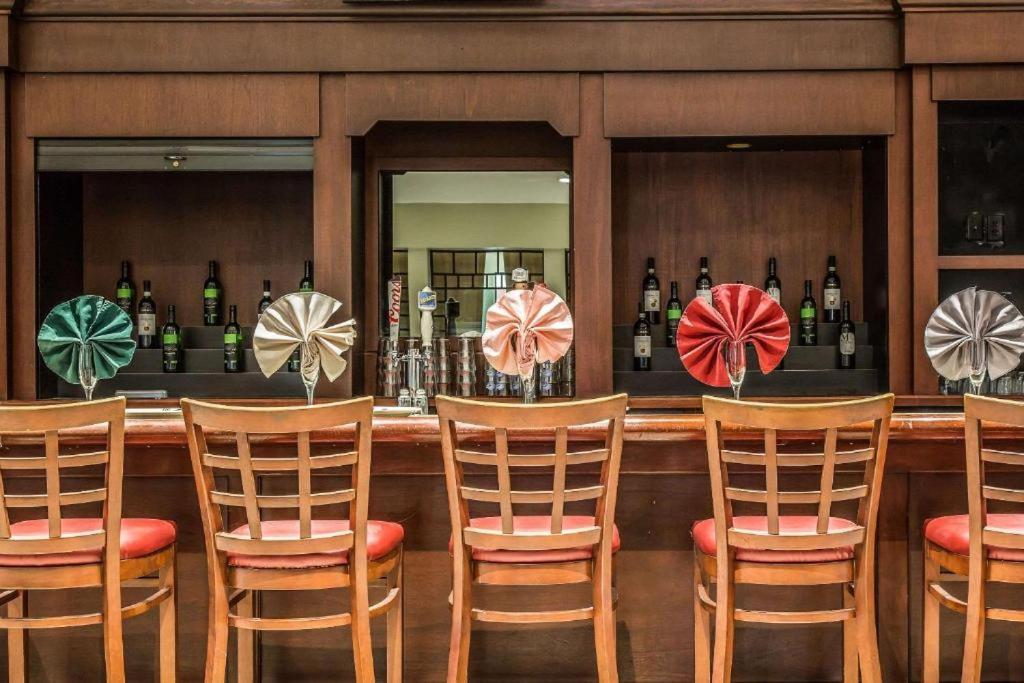 Regency Inn & Suites New London Mystic Bagian luar foto