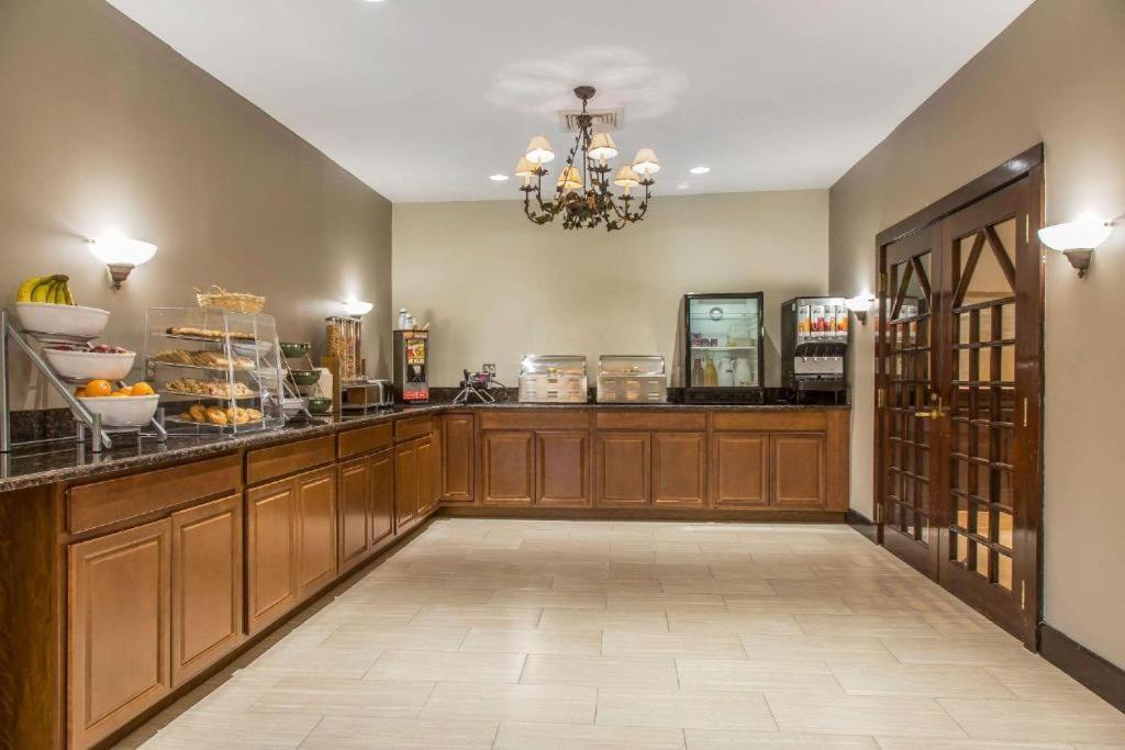 Regency Inn & Suites New London Mystic Bagian luar foto